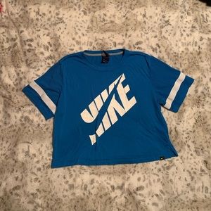 Nike workout shirt woman’s medium (D078)